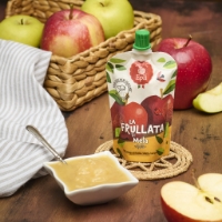 Polpa Di Mela Eplì 100% Frutta da Bere, vista frontale, cesta di mele