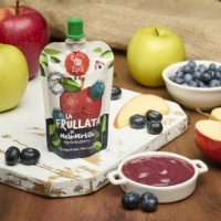 Polpa Di Mela E Mirtillo Eplì 100% Frutta da Bere, su tagliere con mirtilli e mele